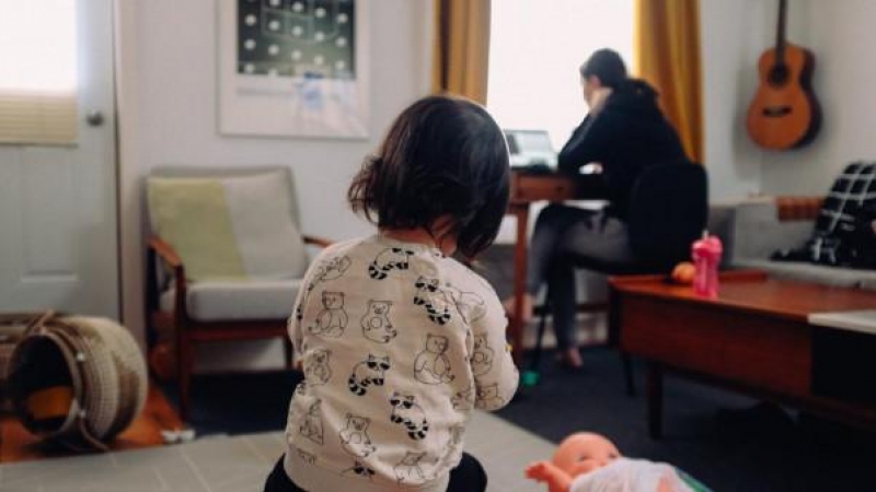 Mujer trabajadora y con hijos: los malabares de la conciliación