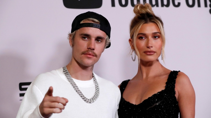 El cantante Justin Bieber y su esposa Hailey Baldwin posan en el estreno de la serie de televisión documental 'Justin Bieber: Seasons' en Los Ángeles. / Reuters