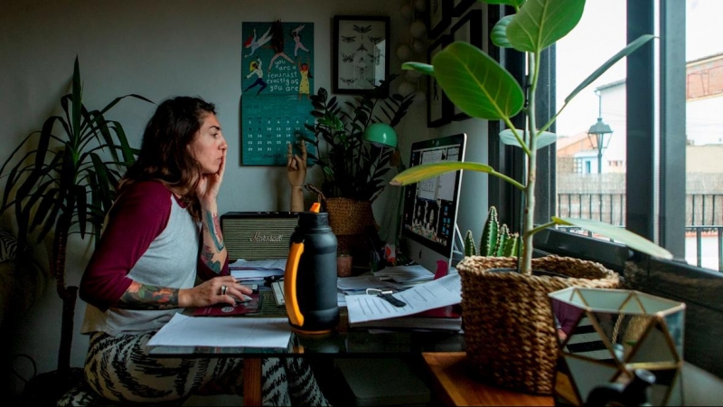 Una mujer realiza teletrabajo en su casa durante el confinamiento. EFE/Enric Fontcuberta/Archivo