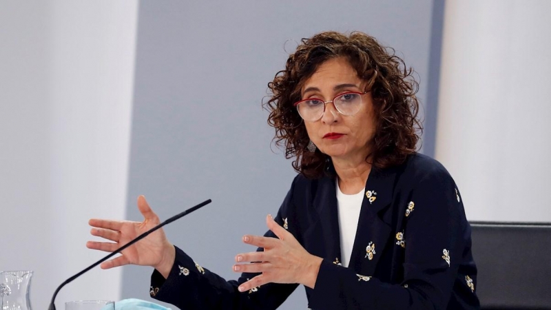 La ministra de Hacienda y portavoz del Gobierno, María Jesús Montero, ofrece una rueda de prensa tras el Consejo de Ministros extraordinario. - EFE