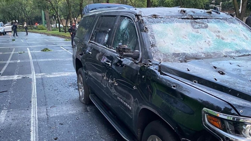 26/06/2020.- Fotografía cedida este viernes, por la Fiscalía de Ciudad de México que muestra una vista del coche y el lugar donde se atentó contra el jefe de Seguridad de la Ciudad de México, Omar García Harfuch, en Ciudad de México (México)