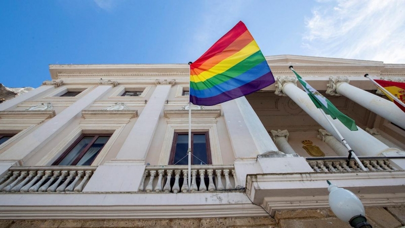 26/06/2020.- El juzgado de lo Contencioso-Administrativo número 1 de Cádiz ha admitido las medidas cautelarísimas solicitadas por la Asociación Española de Abogados Cristianos y ha obligado al Ayuntamiento de Cádiz a retirar la bandera LGTBi colgada en u