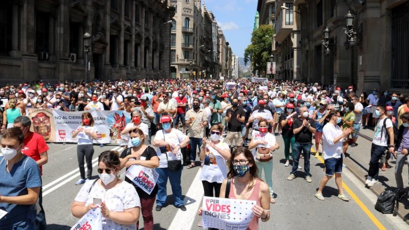 Centenars de persones s'han manifestat aquest dissabte a la Via Laietana de Barcelona.