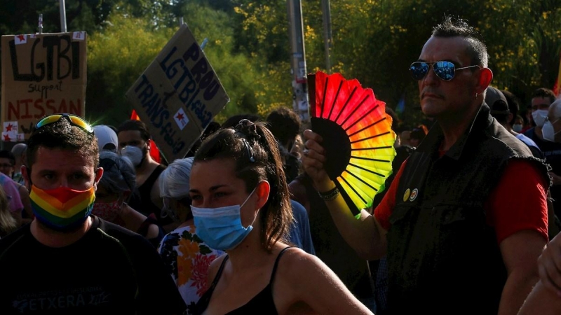 Cientos de personas participan en la celebración del 'Día del orgullo 2020' en Barcelona organizada por la Federación Estatal de Lesbianas, Gais, Trans y Bisexuales (FELGTB). EFE/Quique García