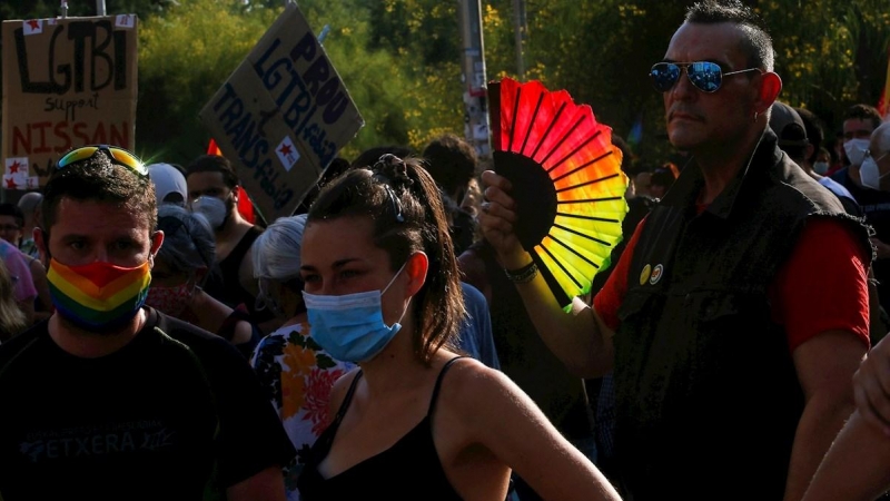 Cientos de personas participan en la celebración del 'Día del orgullo 2020' en Barcelona organizada por la Federación Estatal de Lesbianas, Gais, Trans y Bisexuales (FELGTB). EFE/Quique García