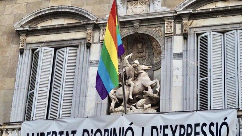 La bandera de l'Arc de Sant Martí penjada a la façana del Palau de la Generalitat.