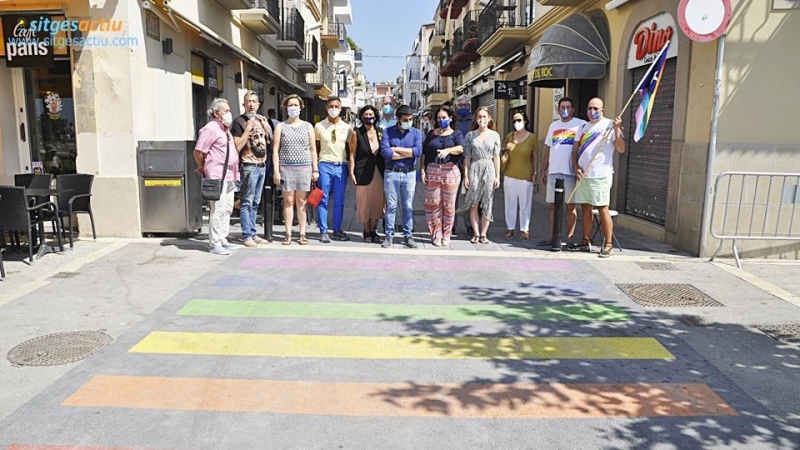 El consellerde treball, Afers Socials i Famílies, Chakir el Homrani, davant un dels passos de vianants pintats a Sitges amb els colors de l'Arc de Sant Martí.