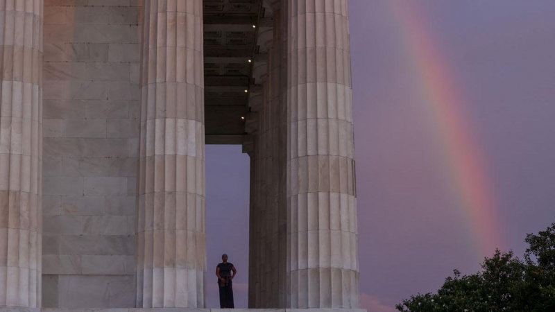 Un arcoíris sobre el monumento a Lincoln, en Washington, EEUU.- REUTERS