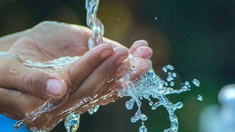 Durante el verano es importante hidratarse para poder sobrellevar las altas temperaturas. Imagen de archivo / Pixabay