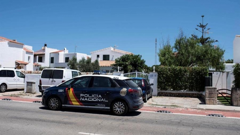 28/06/2020.- La Policía Nacional llega este domingo a un chalet de la urbanización de Cales Piques, en el municipio de Ciutadella, donde ha detenido este domingo a un joven de 20 años acusado de matar presuntamente a su madre y herir de gravedad a su padr