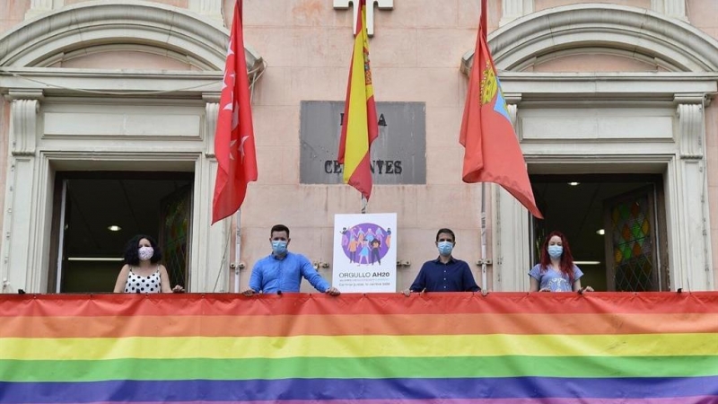 Imagen del Ayuntamiento de Alcalá de Henares engalanado con los colores del movimiento LGTBI