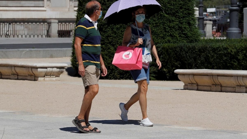 Dos personas pasean por el centro de Madrid, este lunes. | EFE