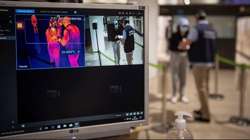 24/06/2020.- Pantallas térmicas y visual de los pasajeros en el interior del aeropuerto de San Pablo en Sevilla. / EFE - JOSÉ MANUEL VIDAL