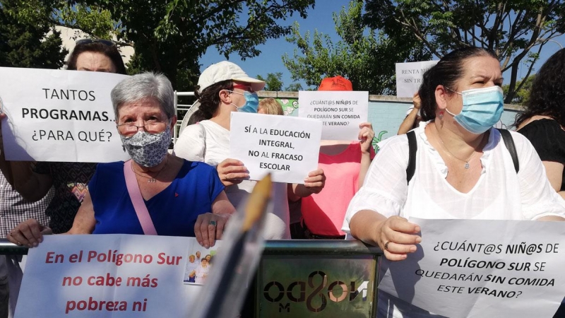 Vecinos protestan ante la llegada de los reyes al Polígono Sur de Sevilla. S. R.