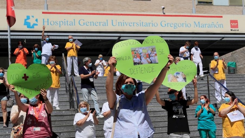 29/06/2020.- Trabajadoras de la limpieza del Hospital Gregorio Marañon durante una concentración a las puertas del centro hospitalario con motivo de la huelga de 48 horas que incian este lunes en protesta por la privatización del servicio. EFE/Fernando Al