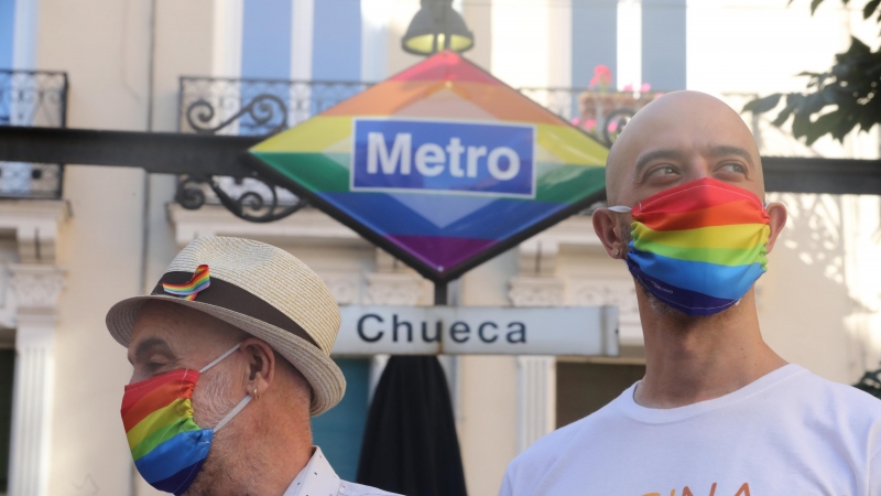 Representantes de asociaciones LGTBI, en el Metro de Chueca, con mascarillas arcoiris. / EUROPA PRESS - Marta Fernández