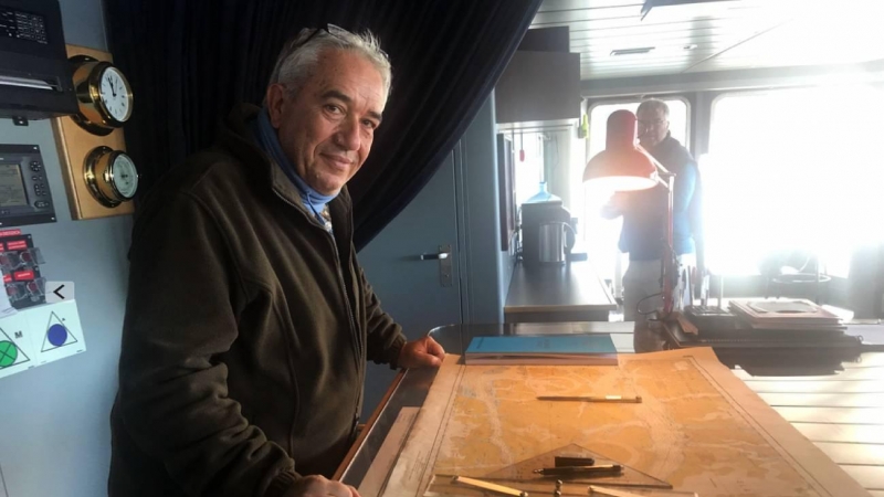 El poeta e investigador José Alcamí a bordo de un barco en Tierra de Fuego. / Foto cortesía del entrevistado