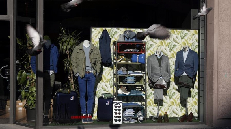 Una tienda de ropa cerrada en Bilbao. EFE/LUIS TEJIDO/Archivo