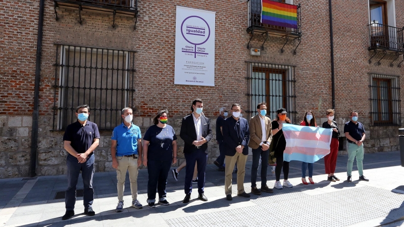 El presidente de la Diputación de Valladolid, Conrado Íscar, junto a otros miembros de la institución provincial y de colectivos LGTBI el dia de la colocación de la bandera.
