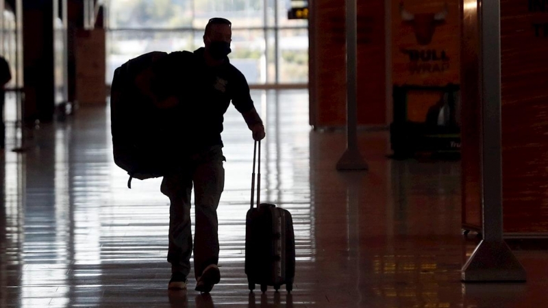 Zona de llegadas de la Terminal 4 del Aeropuerto de Madrid-Barajas Adolfo Suárez, en una imagen de archivo. EFE/JJ Guillén