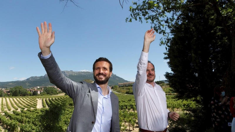 8/06/2020.- El presidente del PP, Pablo Casado, y el candidato a lehendakari, Carlos Iturgaiz, durante el acto electoral que la coalición de su partido con Ciudadanos ha celebrado este domingo en la localidad riojanoalavesa de Labastida. EFE/ David Aguila