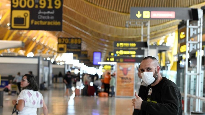 Pasajeros se protegen con mascarillas en la terminal 4 del aeropuerto Adolfo Suarez Madrid Barajas. /EFE/ Víctor Lerena/Archivo