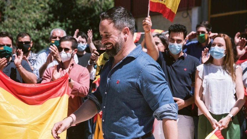 28/06/2020.- El líder de Vox, Santiago Abascal, pasea por el pueblo de Laguardia durante la campaña electoral para las elecciones vascas. EFE/ Jon Rodriguez Bilbao