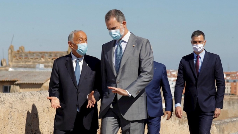 01/07/2020.- El rey Felipe VI (i) y el presidente del Gobierno, Pedro Sánchez (d) a su llegada al acto oficial de la reapertura, tras tres meses y medio cerradas por el coronavirus, de la fronteras entre España y Portugal este miércoles en Badajoz. EFE/Ba