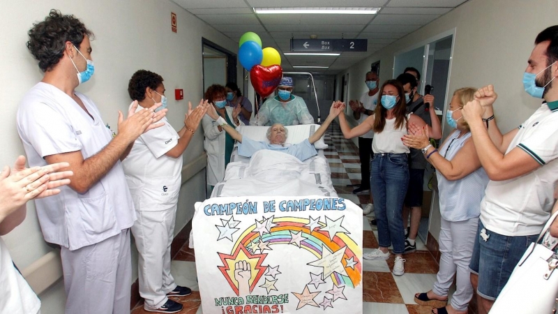 Marcos González de 63 años sale de la UCI para su traslado a planta del Hospital General de Alicante. EFE/MORELL