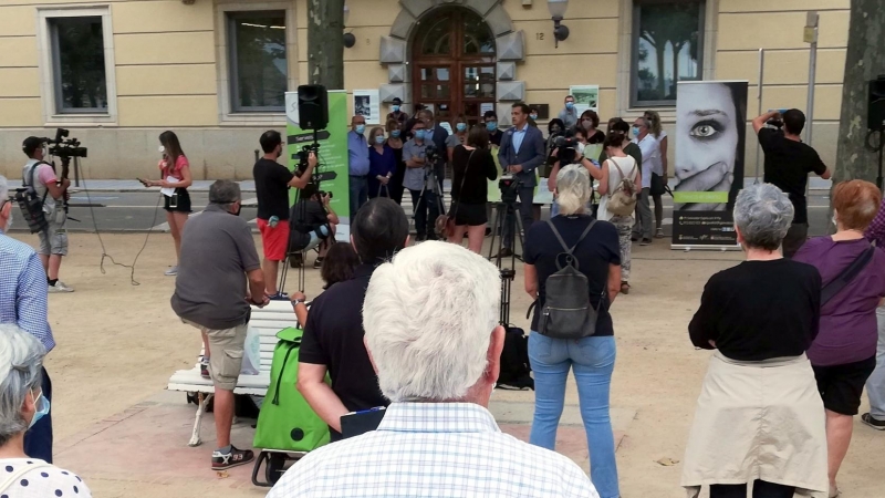 Pla general de la concentració per condemnar l'atac amb àcid a una dona i la seva filla a Sant Feliu de Guíxols, el 30 de juny del 2020 (horitzontal). Ajuntament de Sant Feliu de Guíxols | ACN