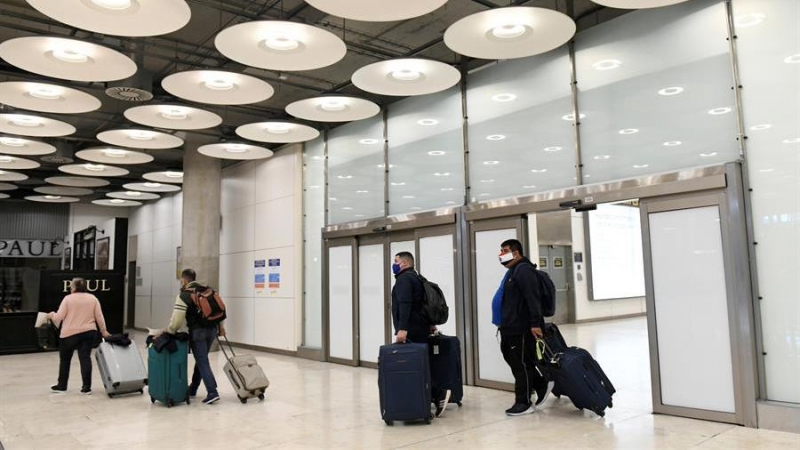 En la imagen, viajeros en la Terminal 4 del aeropuerto Adolfo Suárez Madrid Barajas. /EFE/Víctor Lerena/Archivo