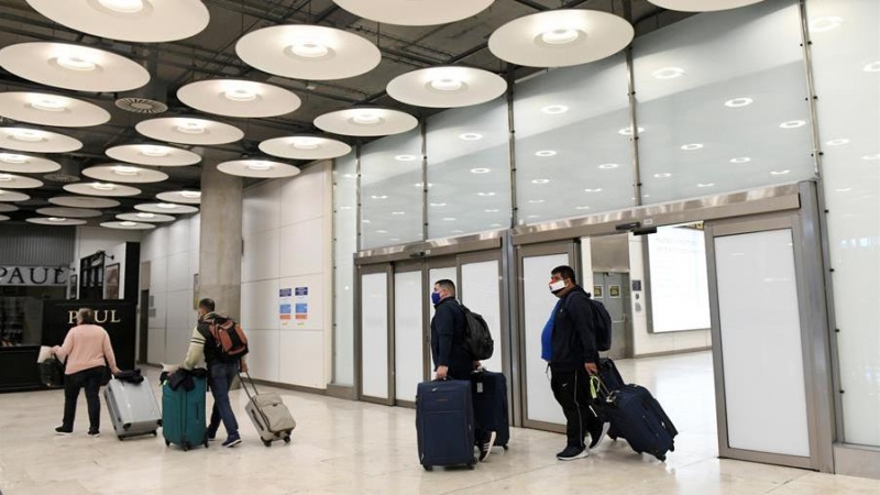 En la imagen, viajeros en la Terminal 4 del aeropuerto Adolfo Suárez Madrid Barajas. /EFE/Víctor Lerena/Archivo