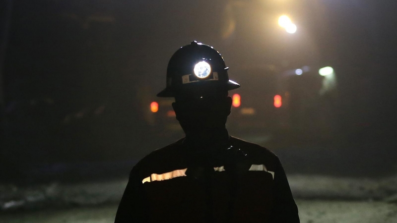 Mineros trabajan en la mina de cobre 'El Teniente' en las montañas de los Andes en Rancagua, Chile, a unos 140 kilómetros al sureste de Santiago. CLAUDIO REYES / AFP / Archivo