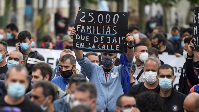 Los trabajadores de Nissan de Barcelona durante la manifestación que han realizado este jueves por las calles de Santander. EFE/Pedro Puente Hoyos