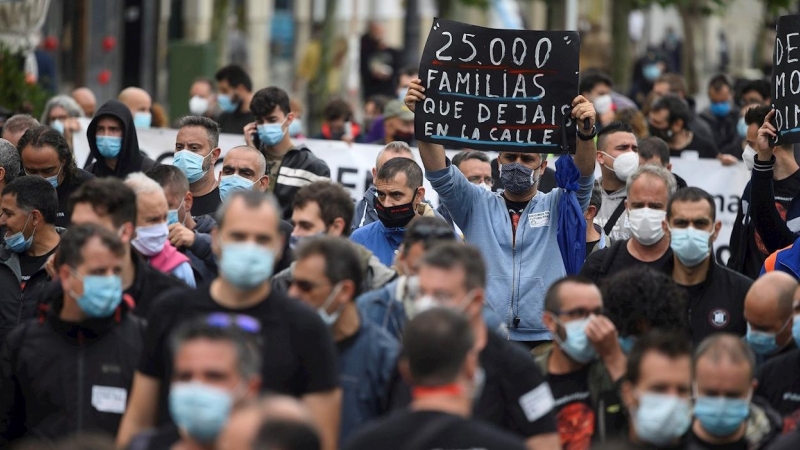 Los trabajadores de Nissan de Barcelona durante la manifestación que han realizado este jueves por las calles de Santander. EFE/Pedro Puente Hoyos