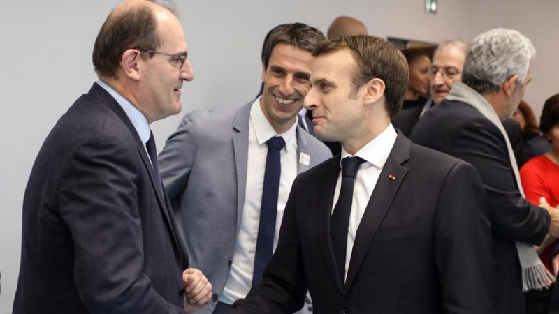 El presidente francés Emmanuel Macron (R) se da la mano con nuevo Primer Ministro Francés, Jean Castex (L). EFE/EPA/LUDOVIC MARIN / POOL MAXPPP OUT