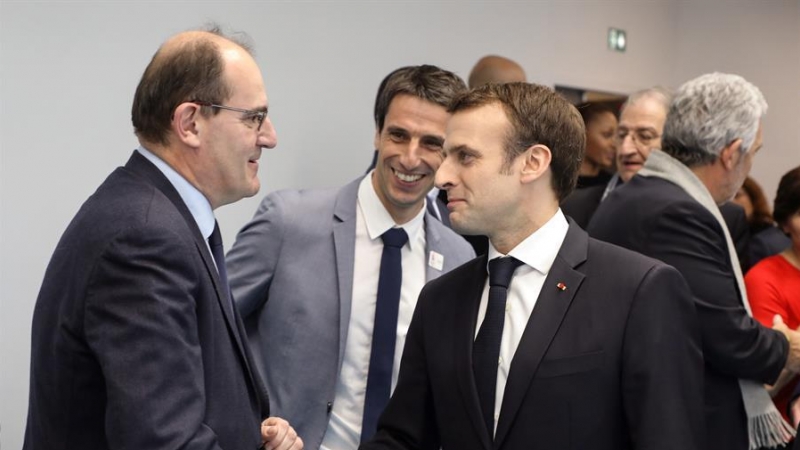 El presidente francés Emmanuel Macron (R) se da la mano con nuevo Primer Ministro Francés, Jean Castex (L). EFE/EPA/LUDOVIC MARIN / POOL MAXPPP OUT