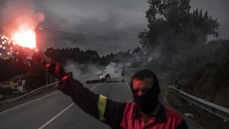 Trabajadores de Alcoa durante un corte de carretera a la altura del termino municipal de Foz, Lugo. MANU BRABO