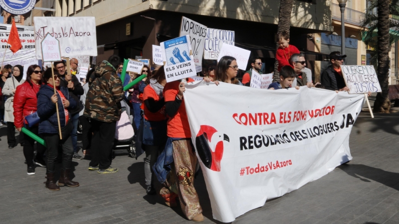 Protesta a Badalona contra el fons voltor Azora. ACN