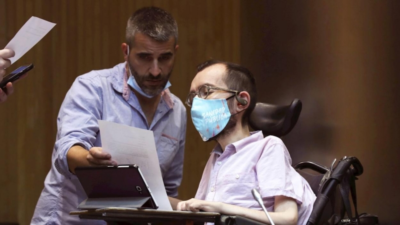 03/07/2020.- El portavoz de Unidas Podemos en el Congreso, Pablo Echenique (d), conversa momentos previos a la reanudación de la Comisión por la Reconstrucción Económica y Social, en el Congreso de los Diputados. / EFE - Kiko Huesca