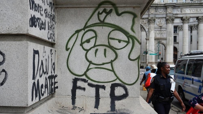 Grafiti callejero con las siglas FTP (Fuck the police). SARAH YÁÑEZ-RICHARDS