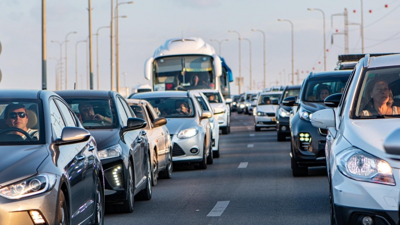 Tráfico de coches en la carretera / Pixabay