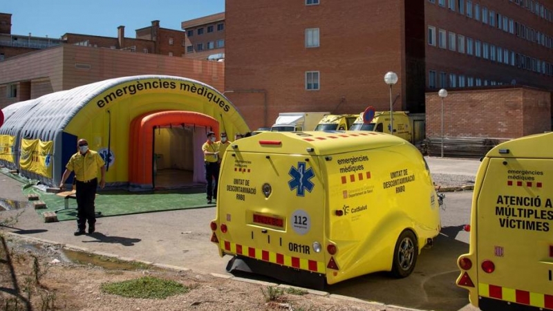 El Sistema de Emergencias Médicas (SEM) de la Generalitat de Cataluña ha instalado este viernes un hospital de campaña, formado por tres módulos independientes , junto al Hospital Universitario Arnau de Vilanova de Lleida, ante los nuevos brotes de corona