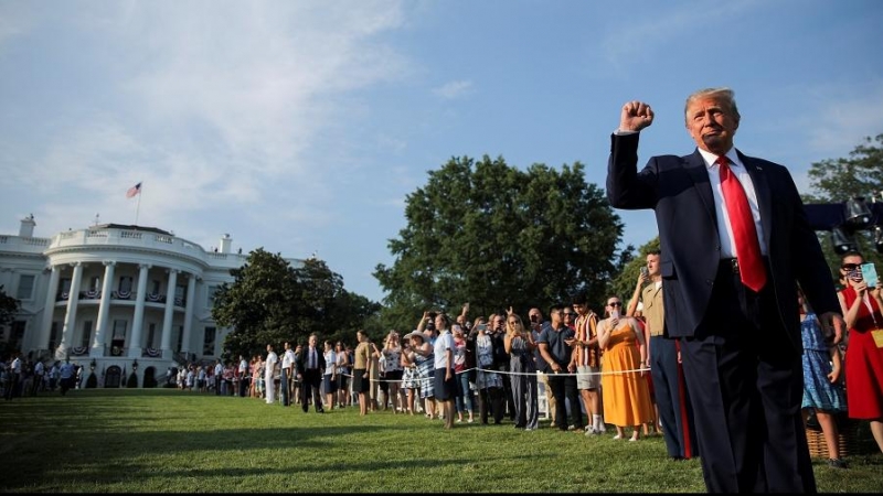 El presidente de los Estados Unidos, Donald Trump, empuja su puño cuando llega al South Lawn de la Casa Blanca para organizar el 'Saludo a América 2020' del 4 de julio para celebrar el feriado del Día de la Independencia de los Estados Unidos en la Casa B