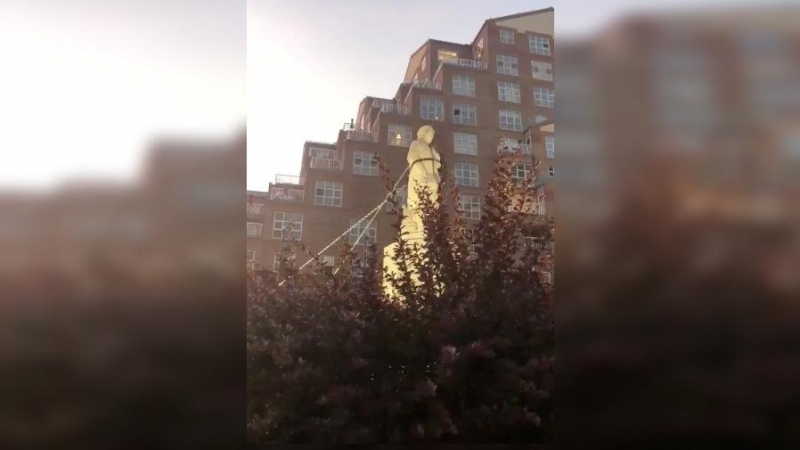 Estatua de Colón, en proceso de derribo en Maryland. REUTERS.