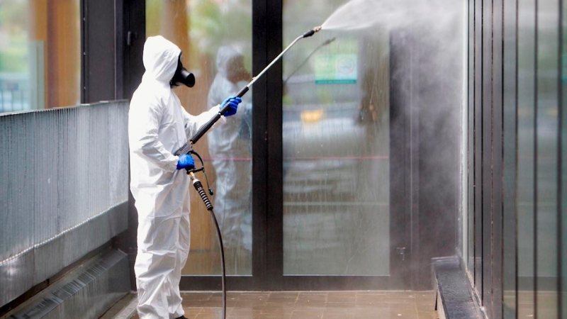Un trabajador desinfecta un edificio ante el brote de coronavirus. EFE/ Salvador Sas/Archivo