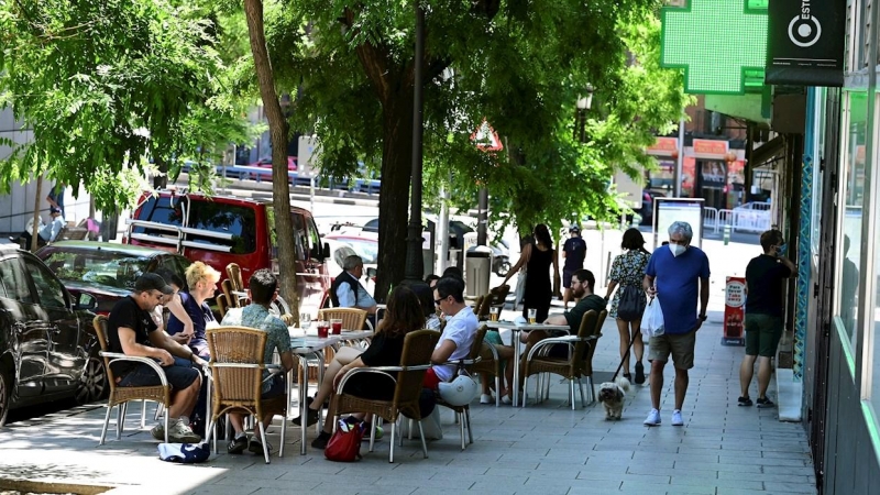 Imagen de terrazas de bares en el madrileño barrio de Lavapies, en Madrid, en una imagen de archivo. / EFE -  Víctor Leren