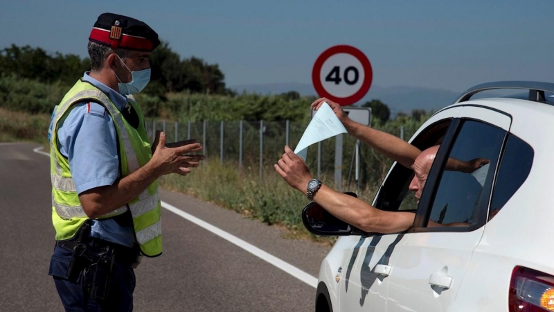 04/07/2020.- Un Mosso d'Esquadra realiza un control de carreteras en la comarca del Segrià, este sábado. EFE/Ramón Gabriel