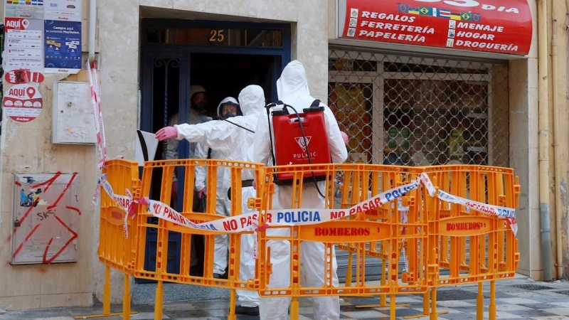 06/07/2020.- Un equipo de la empresa pública de gestión ambiental Geacam está trabajando desde primera hora de este lunes en la desinfección del edificio de Albacete, ubicado en la calle Baños 25, cuyos vecinos han sido confinados tras la aparición de un