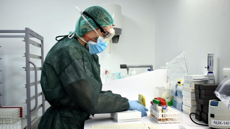 Anàlisi de proves de PCR per detectar la presència del coronavirus a la seu del Laboratori Clinic de l'ICS a Girona. Imatge cedida el 19 de juny del 2020 (Horitzontal)